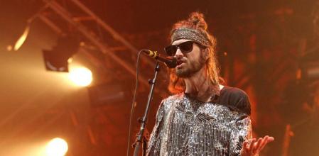 El cantante Sebastian Pringle, del grupo Crystal Fighters, durante una actuación