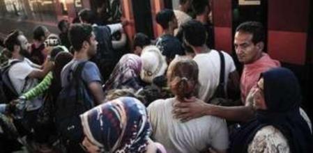 Refugiados se apresuran a subir a un tren en Budapest que se dirige a Munich