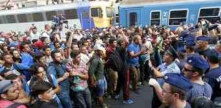 Un grupo de refugiados se enfrenta a la policía húngara en la estación de Budapest