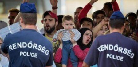Protesta de refugiados en la estación de Budapest pidiendo poder subir a los trenes de camino a Alemania