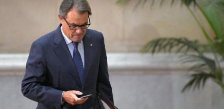 El presidente catalán Artur Mas, fotografiado subiendo la escalinata principal del Parlament de Catalunya