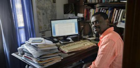 El escritor ecuatoguineano Juan Tomás Ávila Laurel