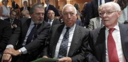 Los ministros de Asuntos Exteriores, José Manuel García Margallo (c), y de Educación, Cultura y Deporte, Íñigo Méndez de Vigo (i), y el director del Instituto Cervantes, Víctor García de la Concha (d), durante el acto de presentación del nuevo servicio de evaluación y certificación internacional del idioma español, Siele.