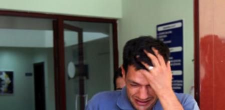 Abdulá Kurdi, padre del niño kurdo-sirio Aylan Kurdi ahogado en la playa turca de Bodrum, llora en el depósito de cadáveres de Mugla