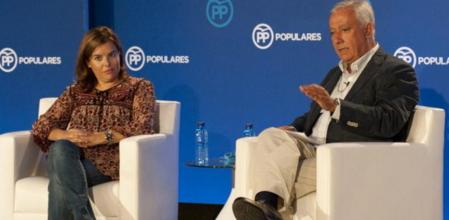 El Vicesecretario General de Autonomías y Ayuntamientos del PP, Javier Arenas, junto a la vicepresidenta del Gobierno de España, Soraya Sáenz de Santamaría