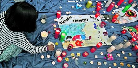 Cientos de personas se manifestaron ayer frente al pabellón de la estación del Nord para pedir la creación de una red de ciudades