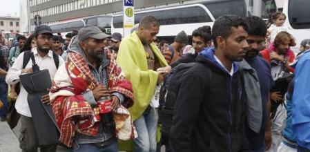 Los primeros refugiados llegan a la estación de trenes Westbahnhof de Viena