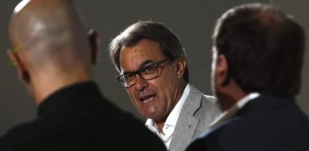 Los candidatos de Junts pel Sí Raul Romeva y Oriol Jonqueras escuchan al president de la Generalitat y candidato numero 4 de Junts pel Sí, Artur Mas, durante el acto de presentación del programa electoral de la coalición, celebrado en el CCCB de Barcelona.