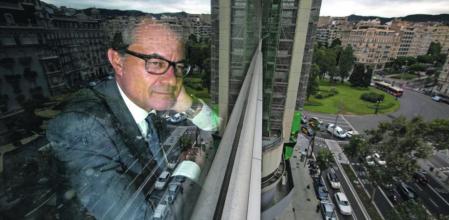 El presidente de la Generalitat, Artur Mas, observa la avenida Diagonal desde la sede de la redacción de Guyana Guardian.