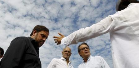 Los candidatos de Junts pel Sí Artur Mas (d), Oriol Junqueras (i) y Raul Romeva (c), durante el acto 