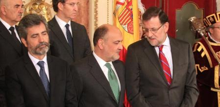 Rajoy conversa con Pérez de los Cobos, presidente del TC, en un acto de aniversario de la Constitución.