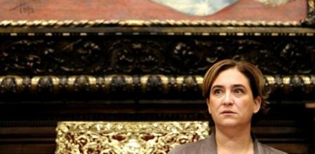 Ada Colau durante el pleno extraordinario donde se ha votado la adhesión de Barcelona a la AMI