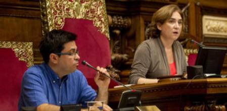 Gerardo Pisarello y Ada Colau en una sesión plenaria del Ayuntamiento de Barcelona.