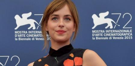 La actriz Dakota Johnson posa durante la presentación en Venecia de 'A Bigger Splash'