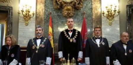 El rey Felipe VI acompañado por el presidente del Tribunal Supremo y del Consejo General del Poder Judicial, Carlos Lesmes (2i), el ministro de Justicia, Rafael Catalá (2d), y la fiscal general del Estado, Consuelo Madrigal (i), durante la ceremonia de apertura del Año Judicial que se ha celebrado hoy en la sede del Tribunal Supremo bajo la presidencia del Monarca.