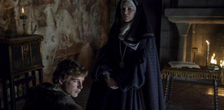 Álvaro Cervantes y Laia Marull en una imagen del primer episodio de 'Cuéntame, Rey Emperador'.