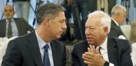 El ministro español de Exteriores, José Manuel García-Margallo (d), junto al candidato del PPC en las elecciones catalanas del 27S, Xavier García Albiol (i), poco antes de su conferencia en el Foro de la Nueva Economía.