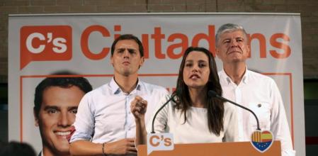 La candidata de Ciudadanos a la presidencia de la Generalitat, Inés Arrimadas, el presidente del partido, Albert Rivera, y el candidato de Ciutadans por Tarragona, Matías Alonso, en un acto electoral