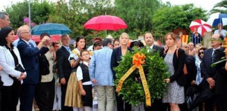 Ofrenda floral a Rafael Casanova en la Diada 2015 de Tarragona, amenizada con 'El Cant de la Senyera' y 'Els Segadors'