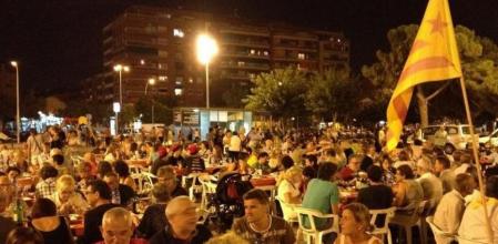 Cena popular en Badalona tras la marcha de antorchas independentista por la Diada 2015