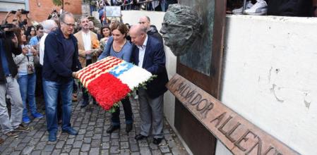 Ada Colau y el cantautor Joan Manel Serrat, durante la entrega floral a Salvador Allende