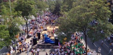 Los manifestantes comienzan a llenar la avenida Meridiana de Barcelona