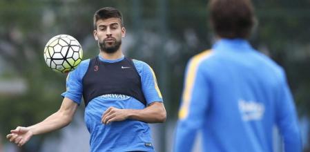 Gerard Piqué durante el entrenamiento de esta mañana en la Ciutat Esportiva Joan Gamper