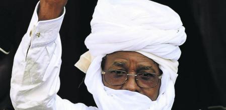 El dictador del Chad saluda a la salida de los juzgados de Dakar donde está siendo juzgado desde el lunes. Habré se enfrenta a una pena de cadena perpetua.