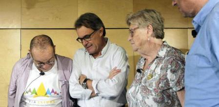 El presidente de la Generalitat y número cuatro por la candidatura de Junts pel sí en Barcelona, Artur Mas, junto al también candidato Pare Manel, la monja Vicky Molins y el cabeza de lista en Lleida Josep Maria Forné