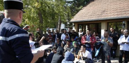 Refugiados sirios e iraquíes acogidos esta semana en la base militar de Loisirs, cerca de París.