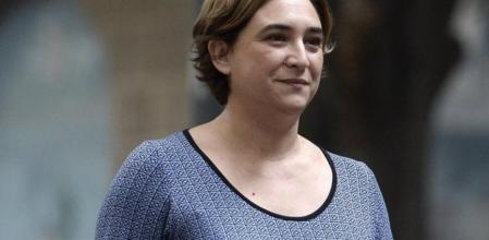 La alcaldesa de Barcelona, Ada Colau, durante la ofrenda floral al monumento de Rafel de Casanova con motivo de la Diada