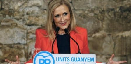 La presidenta de la Comunidad de Madrid, Cristina Cifuentes, durante su intervención en el acto de campaña en apoyo al candidato del PPC, Xavier García-Albiol