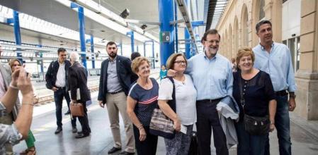 Fotgrafía difundida por la cuenta oficial de rajoy en la que se ve al presidente del Gobierno y al candidato Albiol haciéndose una foto con unos curiosos en el andén de la estación de tren de Lleida mientras el líder del PSOE, Pedro Sánchez (en seguno plano, en la imagen) espera el AVE para regresar a Madrid