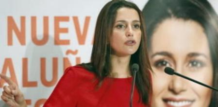 La candidata a la presidencia de la Generalitat de Ciudadanos, Inés Arrimadas, durante su participación en Santa Coloma de Gramenet (Barcelona) en un acto de campaña.