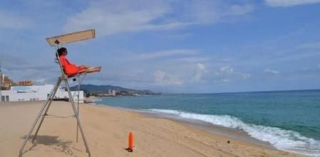 Socorrista en una de las playas de Badalona