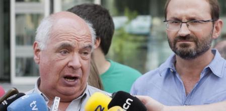 El candidato de Sí que es Pot a la Generalitat, Lluís Rabell, acompañado por el coordinador general de ICV, Joan Herrera