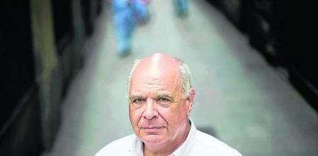 El candidato a la presidencia de la Generalitat Lluís Rabell fotografiado el lunes en una calle de Ciutat Vella de Barcelona.