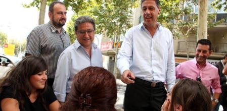 El candidato del PP por Girona, Enric Millo, pasea junto al candidato por Barcelona, Xavier Garcia Albiol