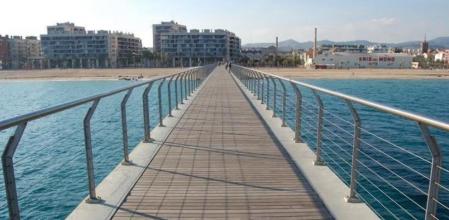 El Pont del Petroli, en el frente marítimo de Badalona