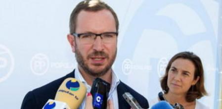 El vicesecretario de Acción Sectorial del Partido Popular, Javier Maroto (i), acompañado por la alcaldesa de Logroño, Concepción Gamarra.