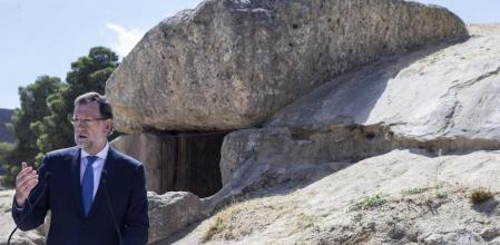 El presidente del Gobierno, Mariano Rajoy, durante su intervención en la visita realizada hoy al conjunto arqueológico de los Dólmenes de Antequera