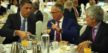 El candidato del PPC a la Generalitat, Xavier García Albiol, charla con el presidente de la asociación Empresaris de Catalunya, Josep Bou