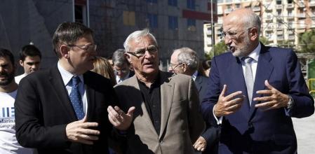 El presidente de Mercadona, Juan Roig (d), conversa con el president de la generalitat, Ximo Puig (i), y con el alcalde de Valencia, Joan Ribo (c)