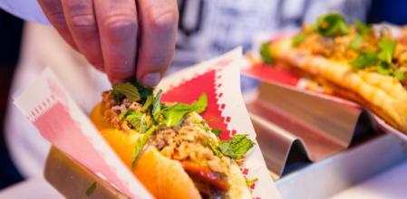 Carles Abellan prepara uno de los bocatas de su concepto de comida callejera Yango Urban Food