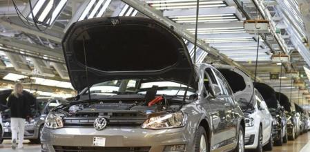 Coches Volkswagen en la línea de producción de la planta de Wolfsburg (Alemania)