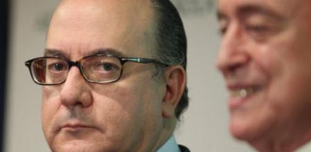 El presidente de la Asociación Española de la Banca, José María Roldán, junto al antecesor en el cargo Miguel Martín.