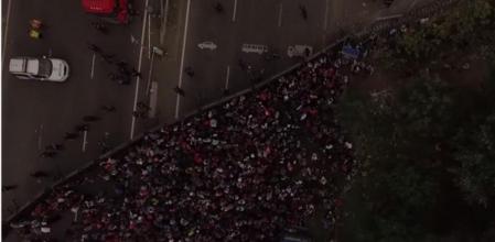 Imagen de un numeroso grupo de refugiados en la frontera entre Hungría y Serbia