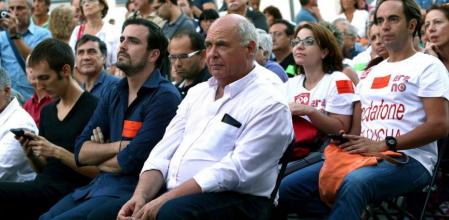 El líder de IU, Alberto Garzón, y el cabeza de lista de Catalunya Sí que es Pot, Lluís Rabell, durante del acto público en el barrio del Poble Nou de Barcelona