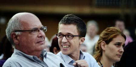 Lluís Rabell e Iñigo Errejón, durante el mitin de este viernes en Santa Coloma de Gramenet