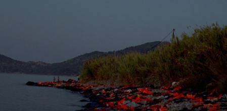 Chalecos salvavidas utilizados por los refugiados, en la playa de Lesbos